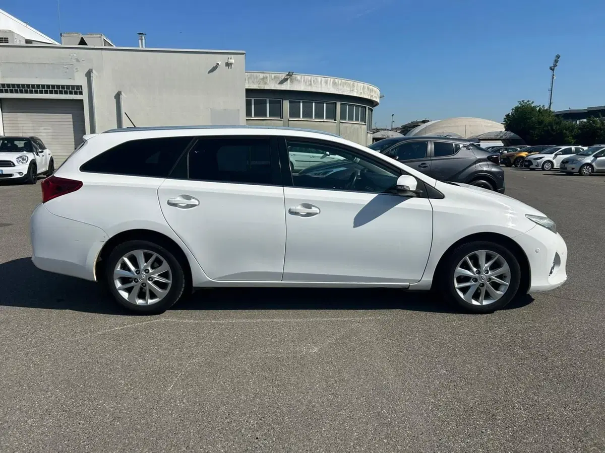 Toyota Auris Station Wagon usata a Piacenza (7)