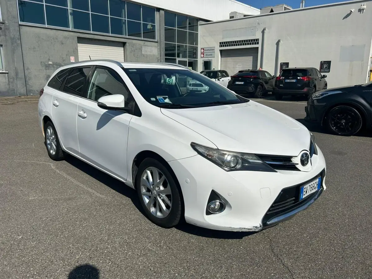 Toyota Auris Station Wagon usata a Piacenza (8)