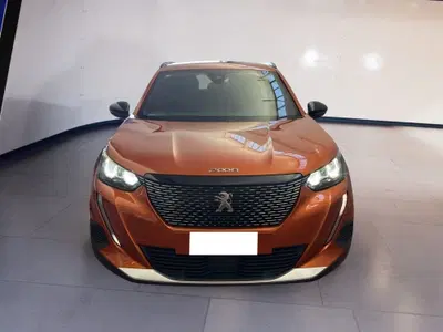 Peugeot 2008 1.2 turbo Allure 100cv del 2023 usata a Torino