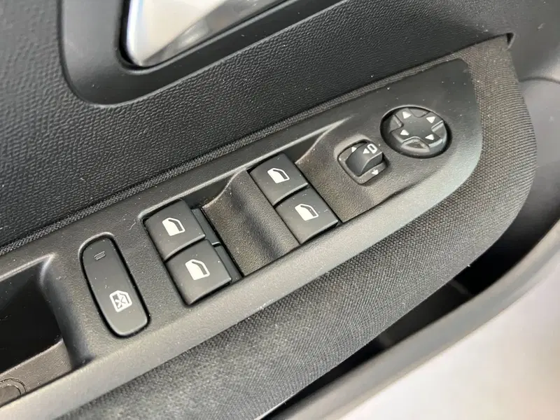 Peugeot 208 usata a Bari (11)