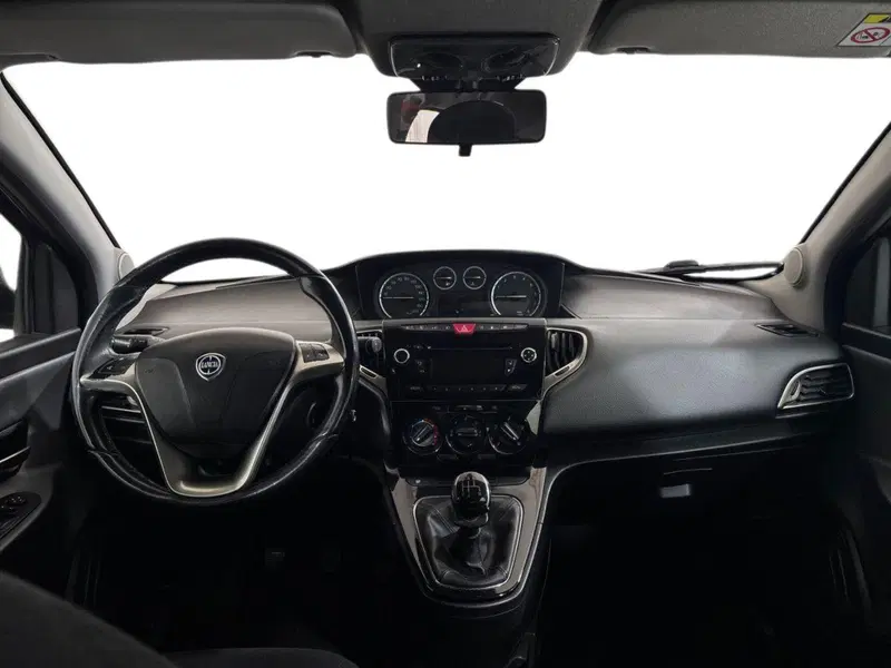 Lancia Ypsilon usata a Torino (9)