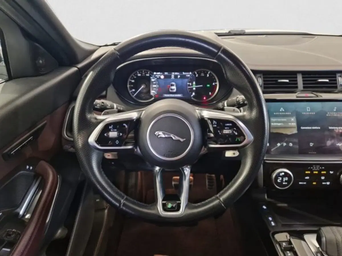 Jaguar E-Pace usata a Livorno (16)
