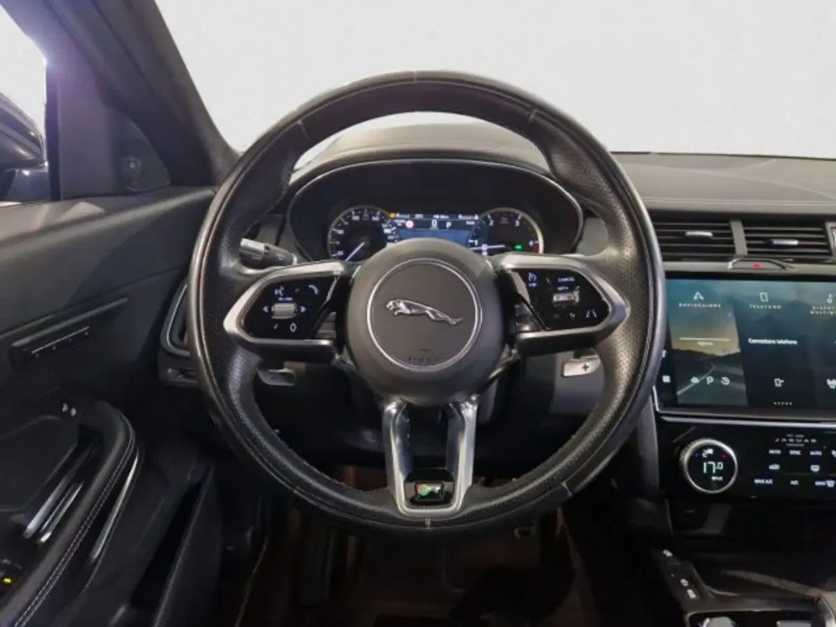 Jaguar E-Pace usata a Livorno (16)