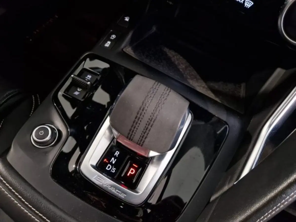 Jaguar E-Pace usata a Livorno (19)