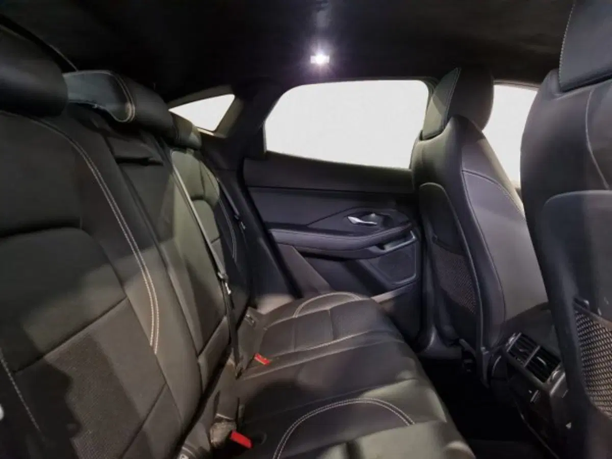 Jaguar E-Pace usata a Livorno (7)