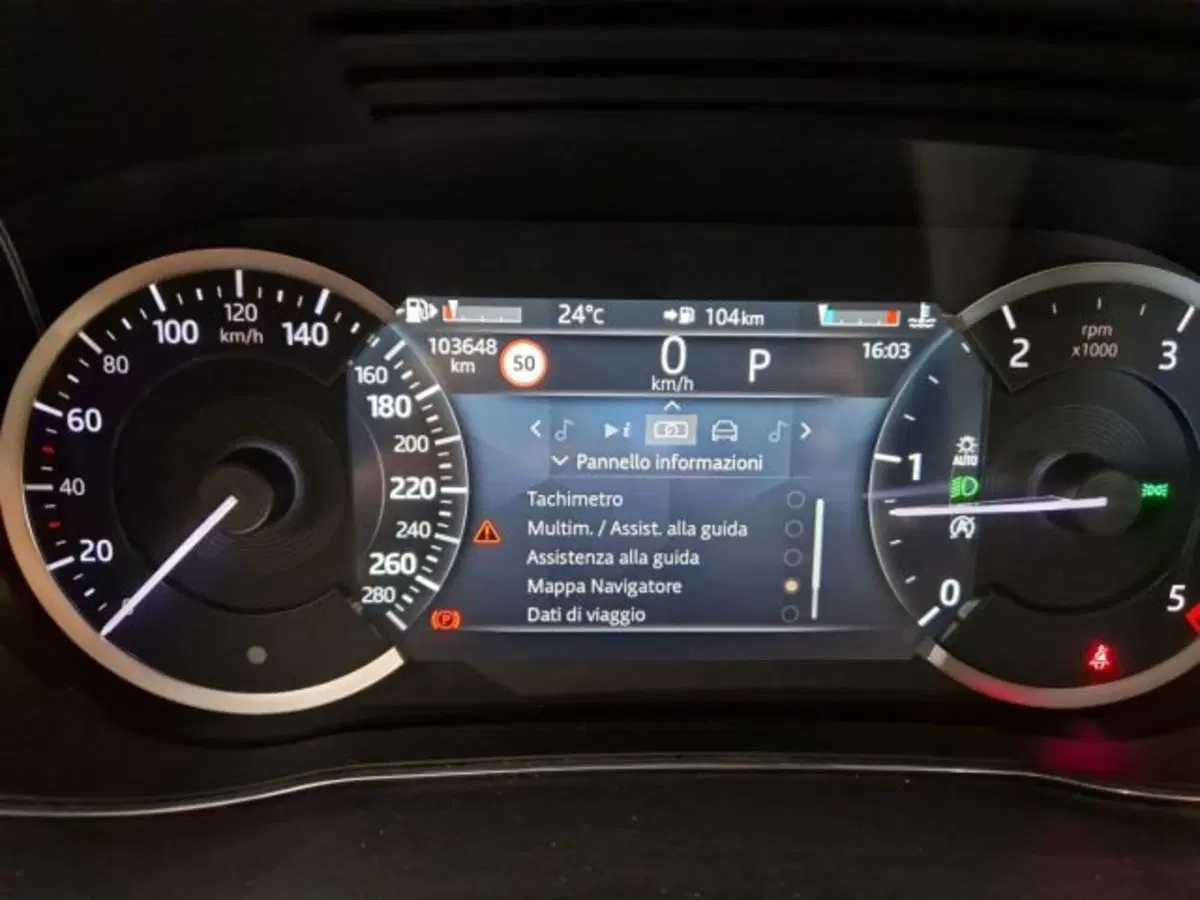 Jaguar E-Pace usata a Livorno (11)