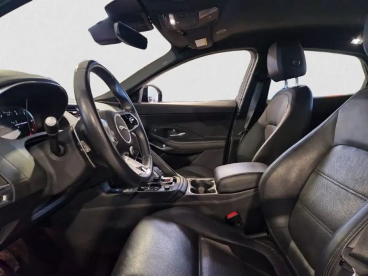 Jaguar E-Pace usata a Livorno (14)