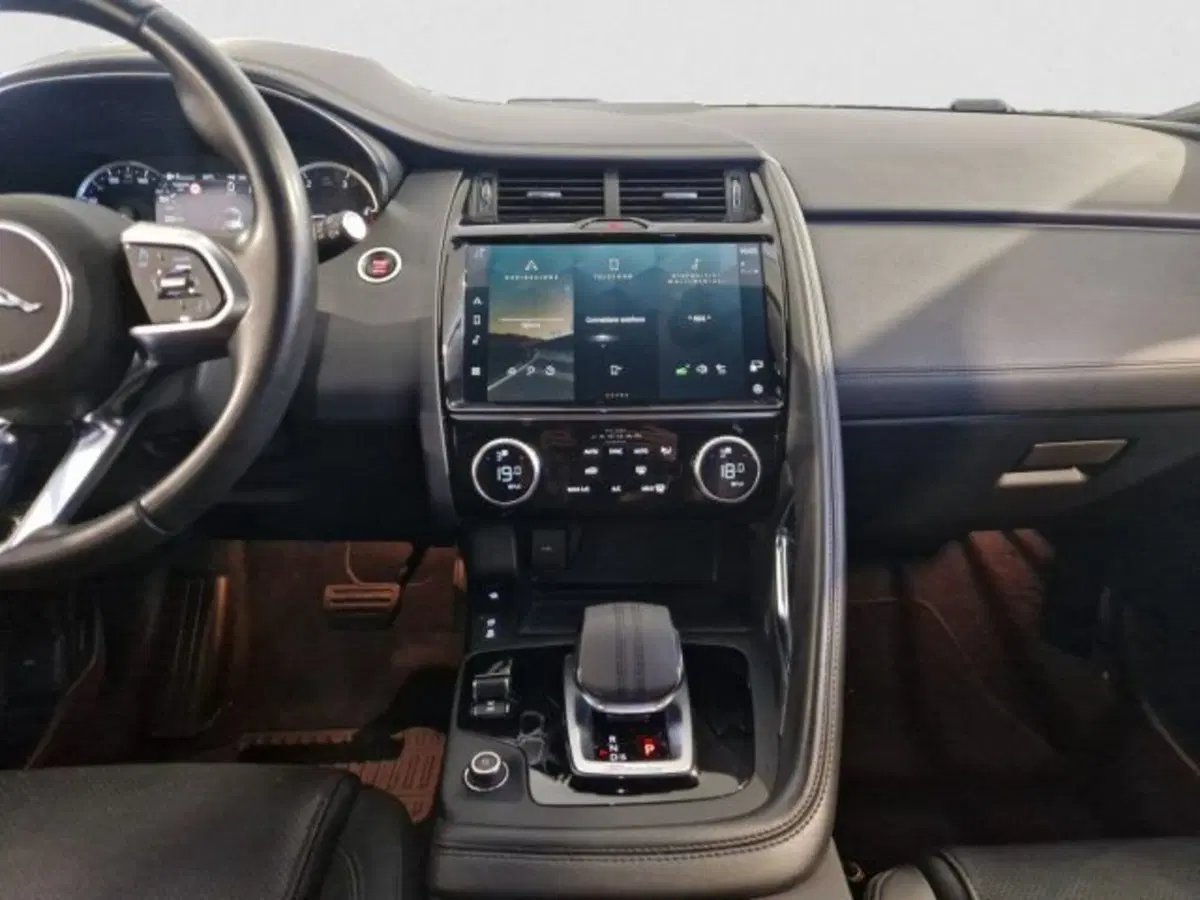 Jaguar E-Pace usata a Livorno (16)