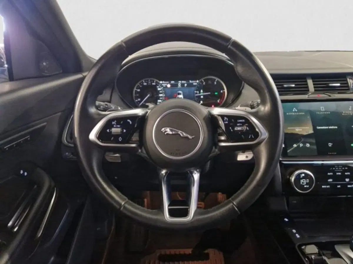 Jaguar E-Pace usata a Livorno (17)