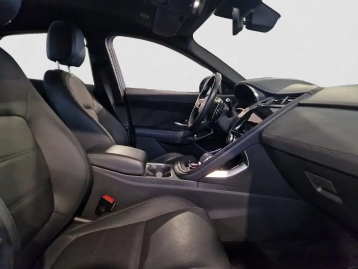 Jaguar E-Pace usata a Livorno (4)