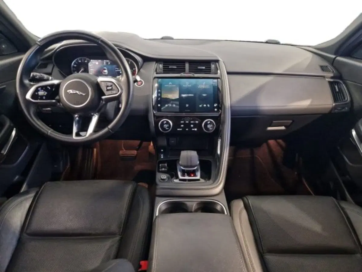 Jaguar E-Pace usata a Livorno (5)