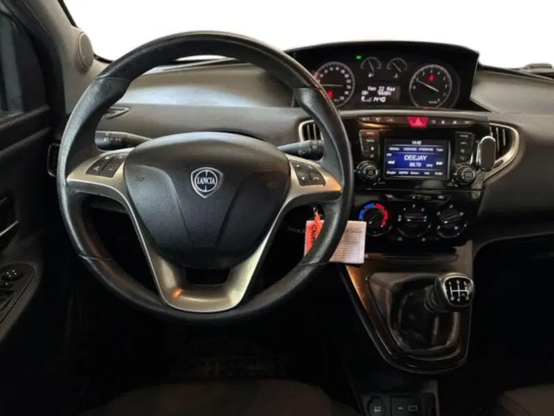 Lancia Ypsilon usata a Bologna (10)
