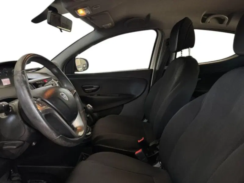 Lancia Ypsilon usata a Bologna (12)