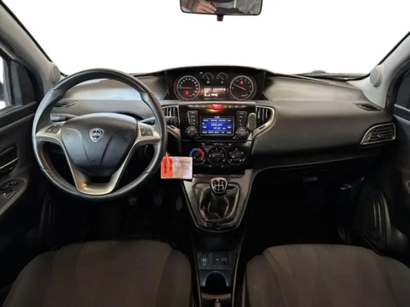 Lancia Ypsilon usata a Bologna (9)