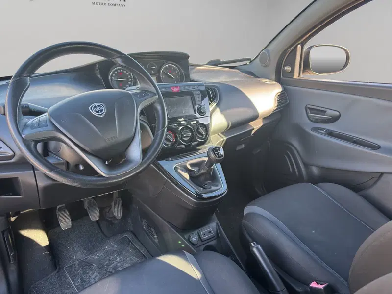 Lancia Ypsilon usata a Macerata (10)