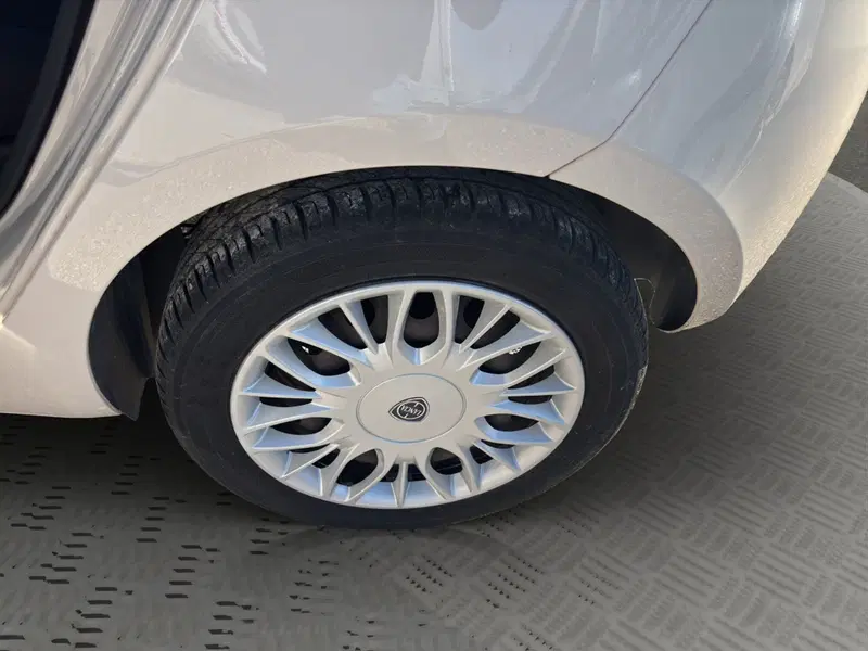Lancia Ypsilon usata a Macerata (12)
