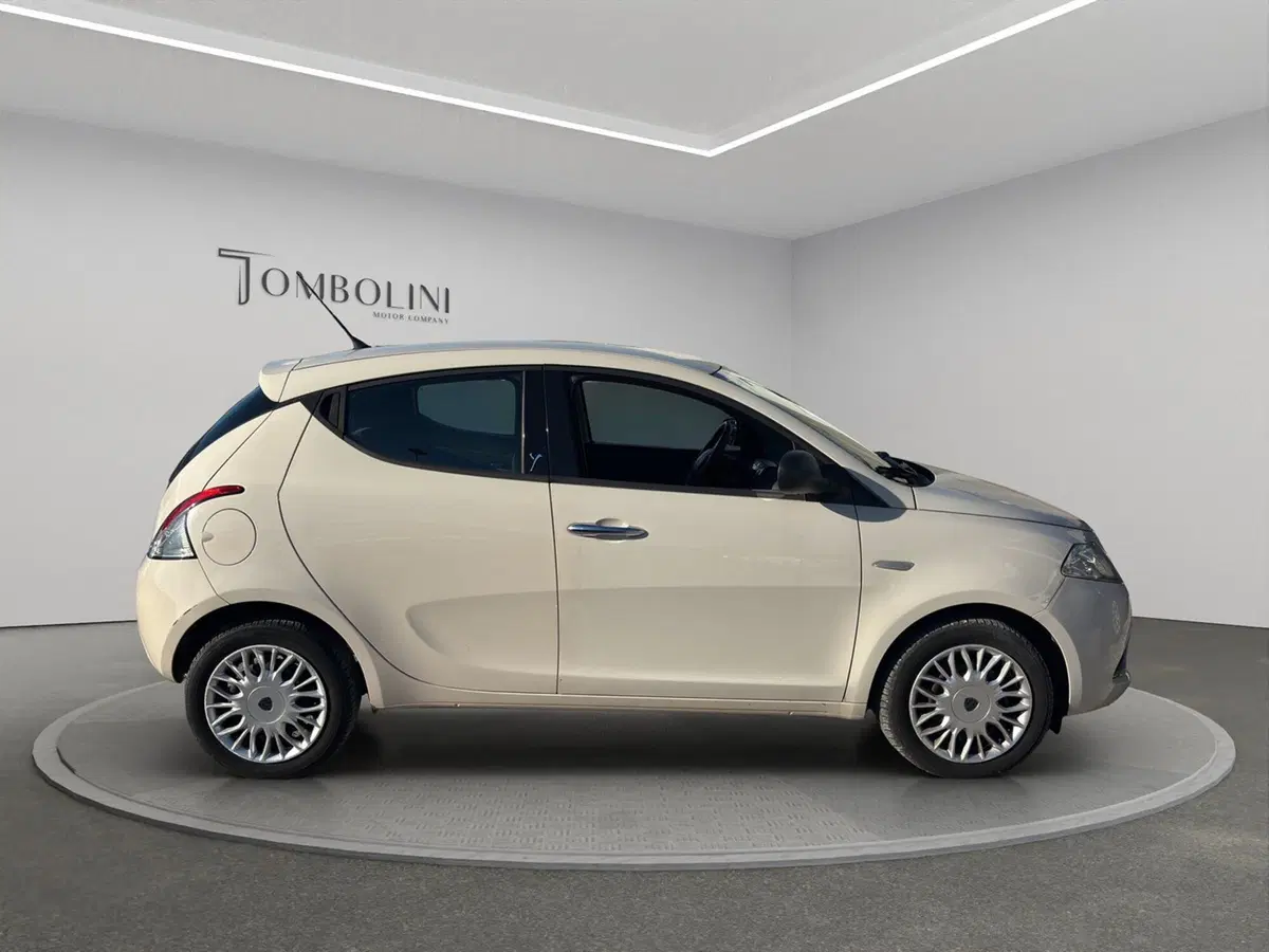 Lancia Ypsilon usata a Macerata (6)