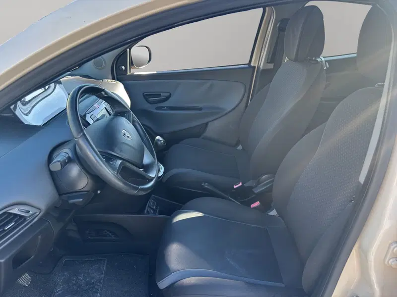 Lancia Ypsilon usata a Macerata (9)