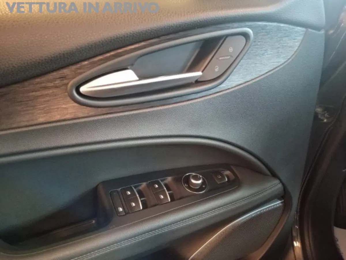Alfa Romeo Stelvio usata a Modena (3)