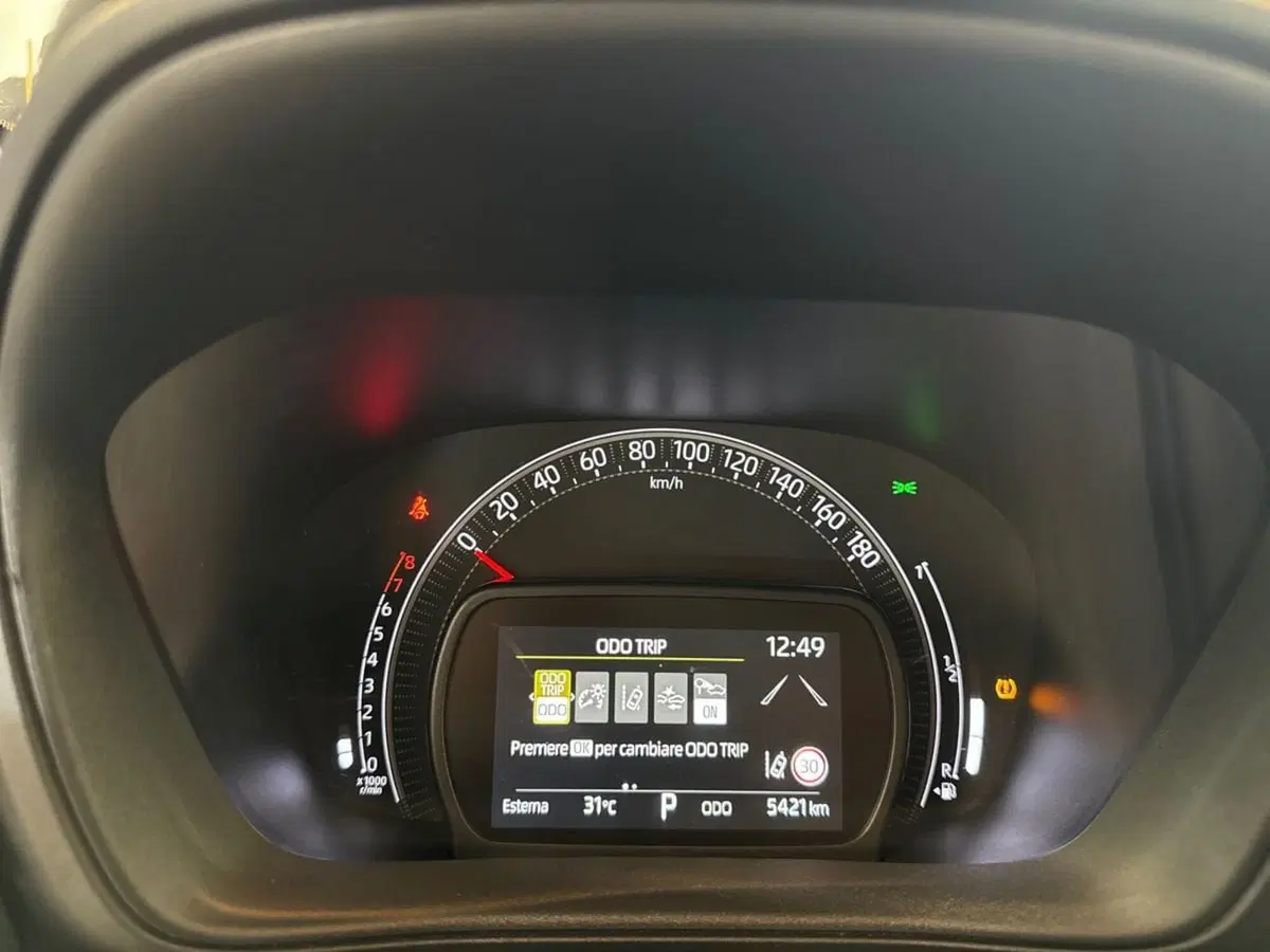 Toyota Aygo X usata a Prato (13)