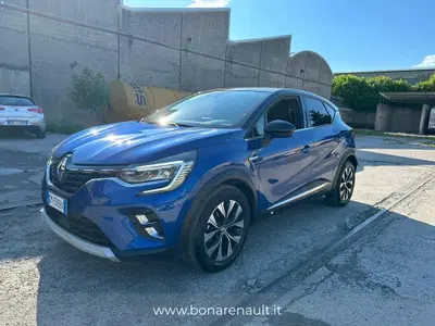 Renault Captur Plug-in Hybrid E-Tech 160 CV Techno del 2023 usata a Lissone