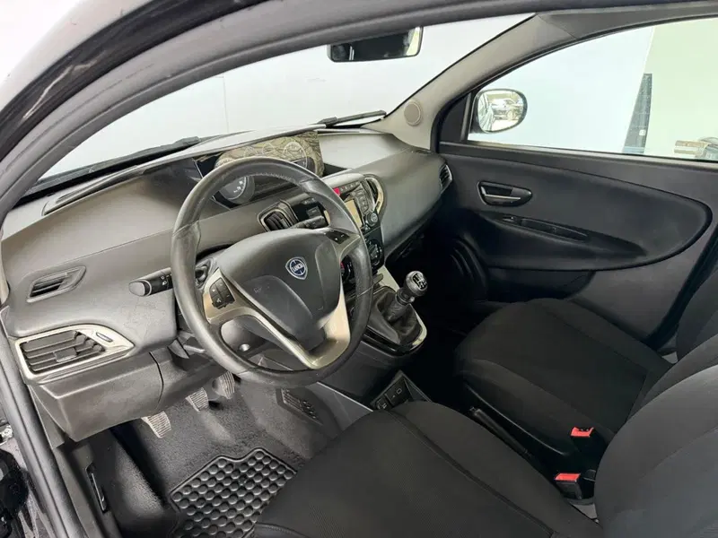 Lancia Ypsilon usata a Monza e Brianza (9)
