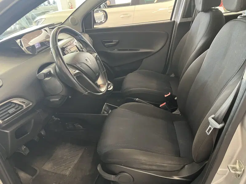 Lancia Ypsilon usata a Rimini (12)