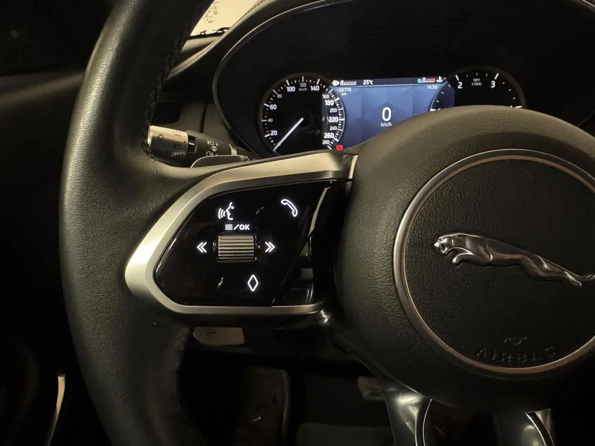 Jaguar E-Pace usata a Novara (15)