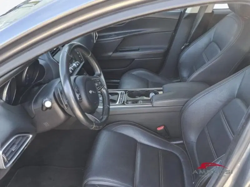 Jaguar XE usata a Perugia (9)