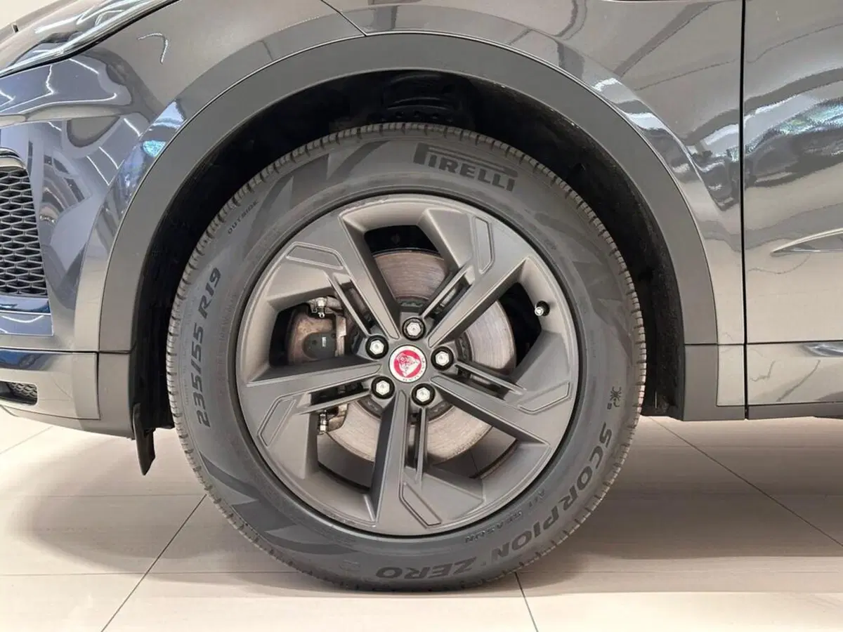 Jaguar E-Pace usata a Varese (3)