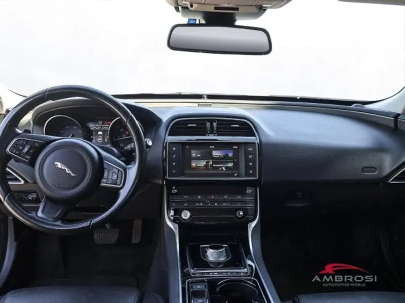 Jaguar XE usata a Perugia (12)