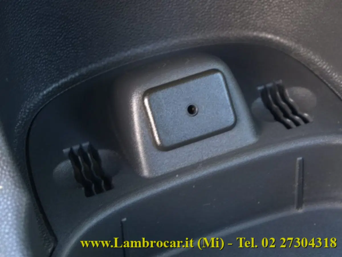 Opel Corsa usata a Milano (10)