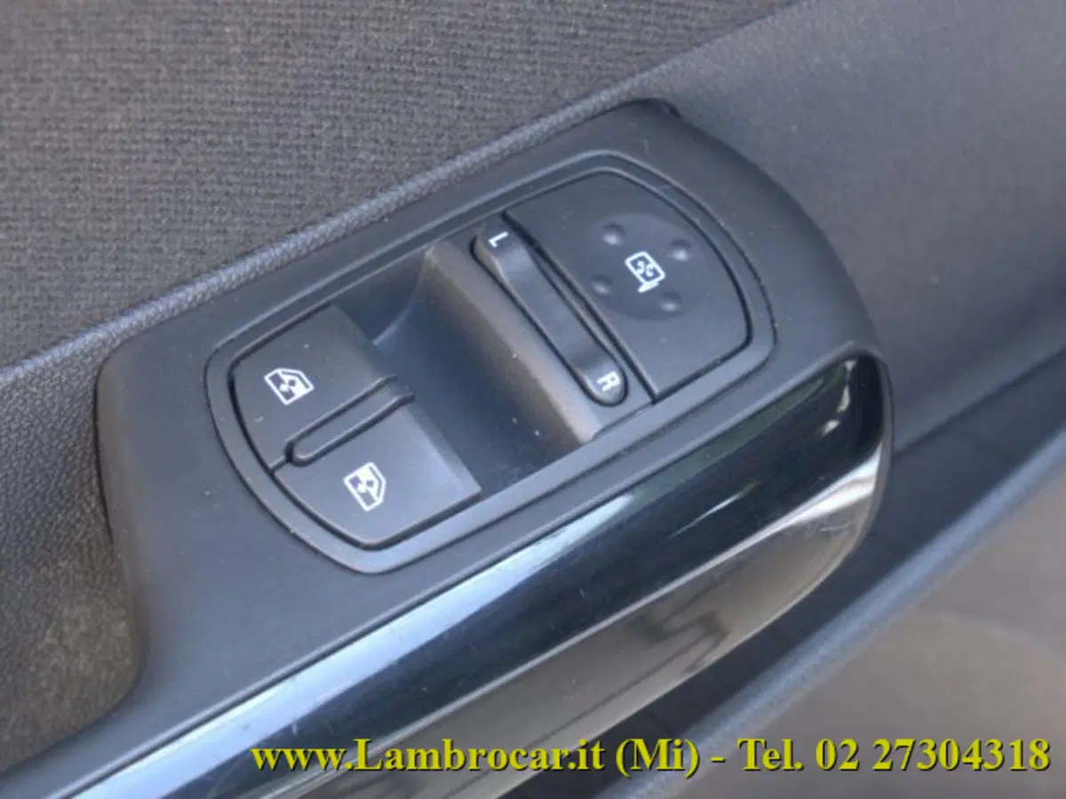 Opel Corsa usata a Milano (9)