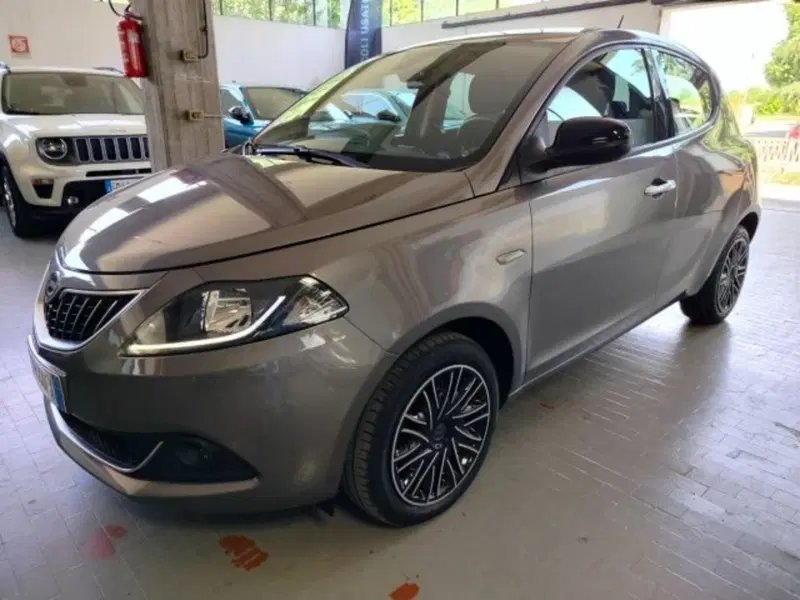 Lancia Ypsilon usata a Forlì-Cesena