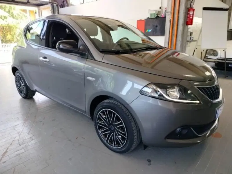 Lancia Ypsilon usata a Forlì-Cesena (2)