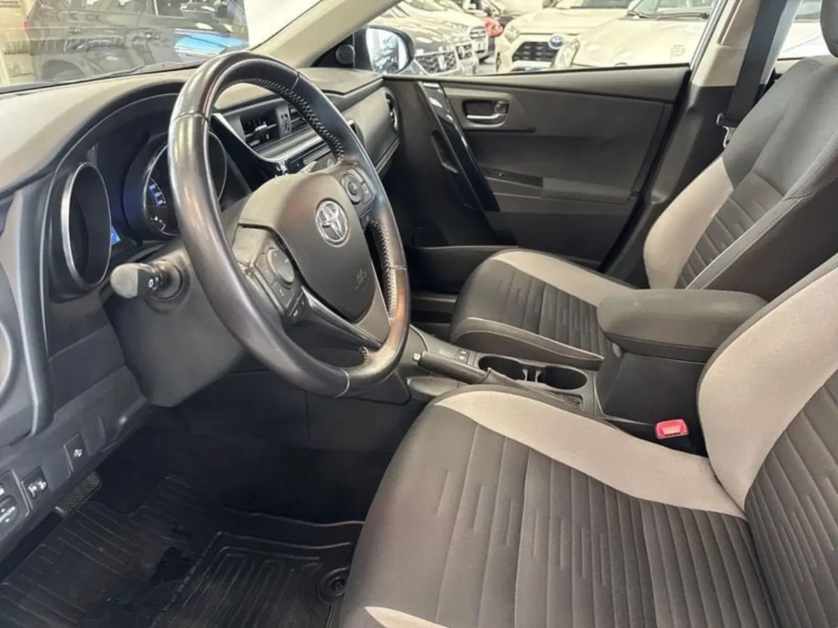 Toyota Auris usata a Prato (10)