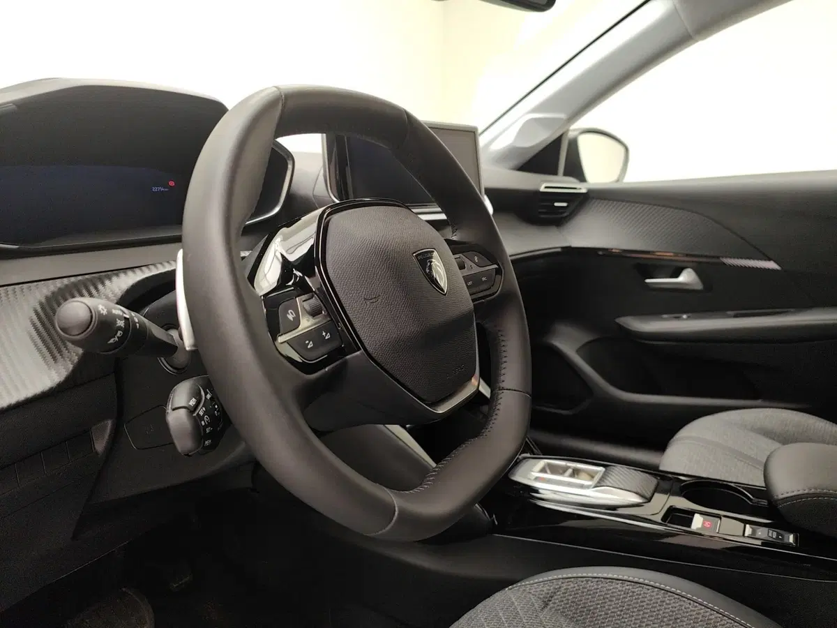 Peugeot 208 usata a Como (9)