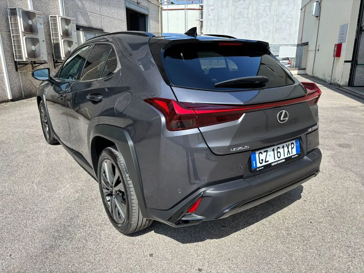 Lexus UX usata a Modena (6)