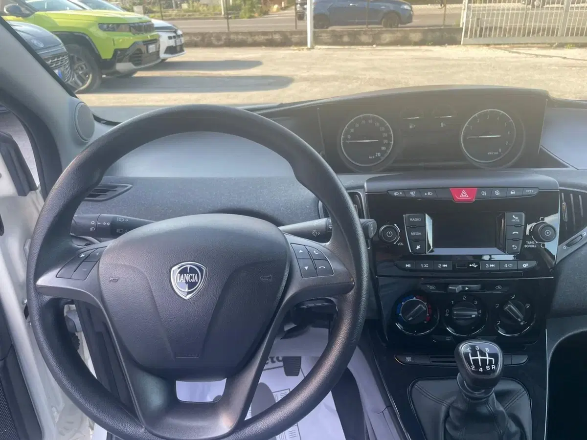 Lancia Ypsilon usata a Lucca (10)