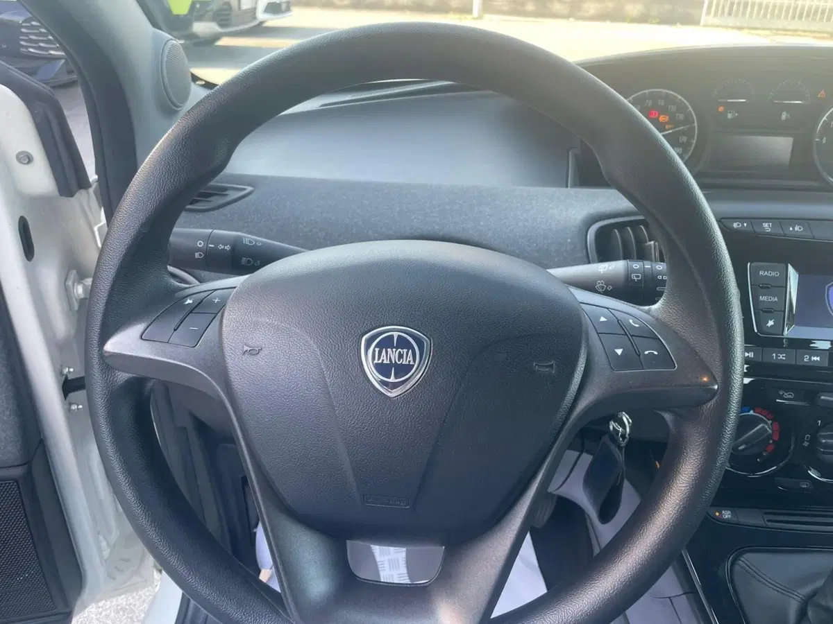 Lancia Ypsilon usata a Lucca (11)