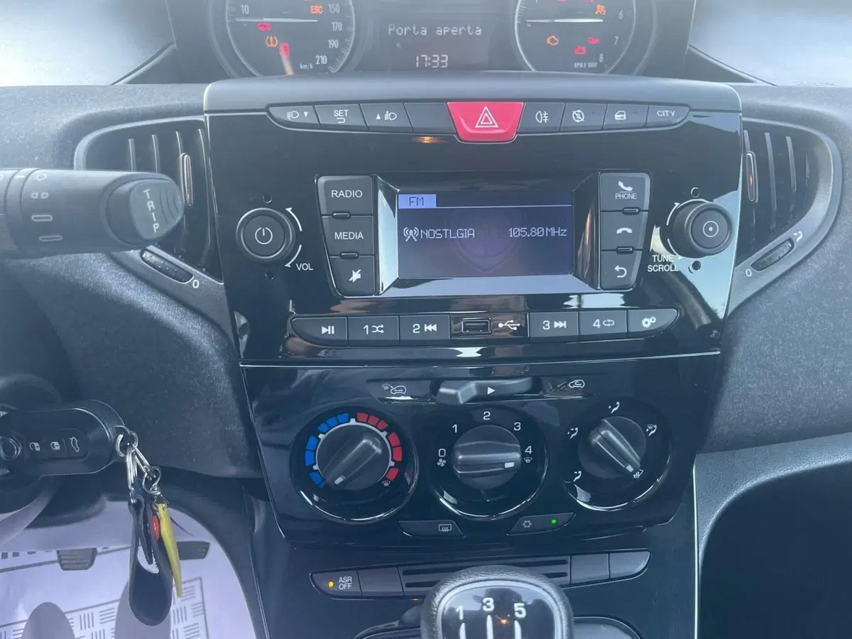 Lancia Ypsilon usata a Lucca (12)