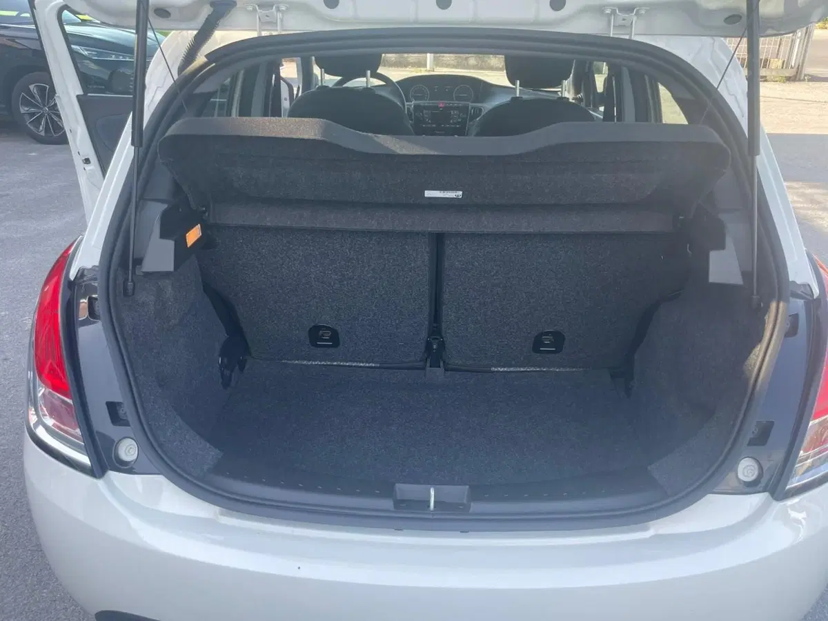 Lancia Ypsilon usata a Lucca (15)