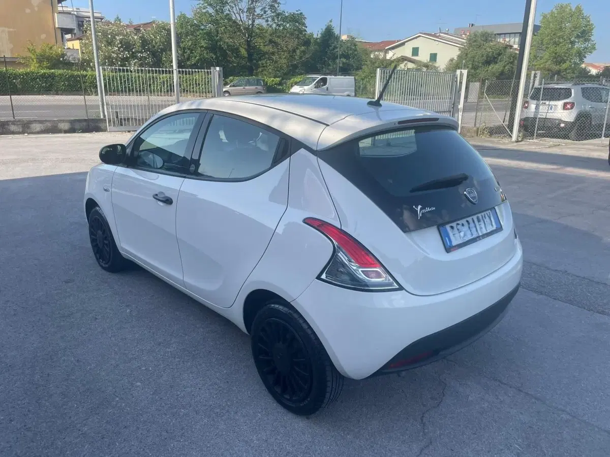 Lancia Ypsilon usata a Lucca (3)