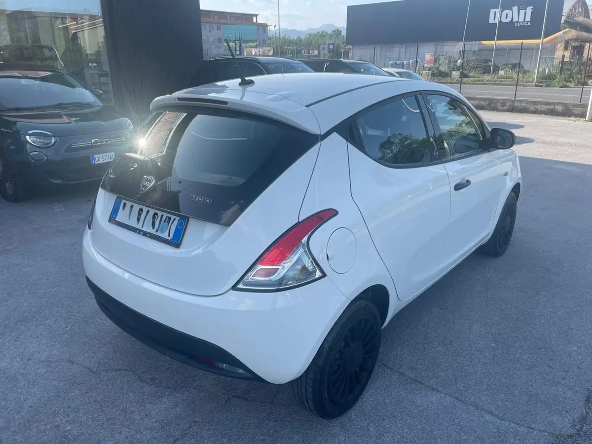 Lancia Ypsilon usata a Lucca (4)