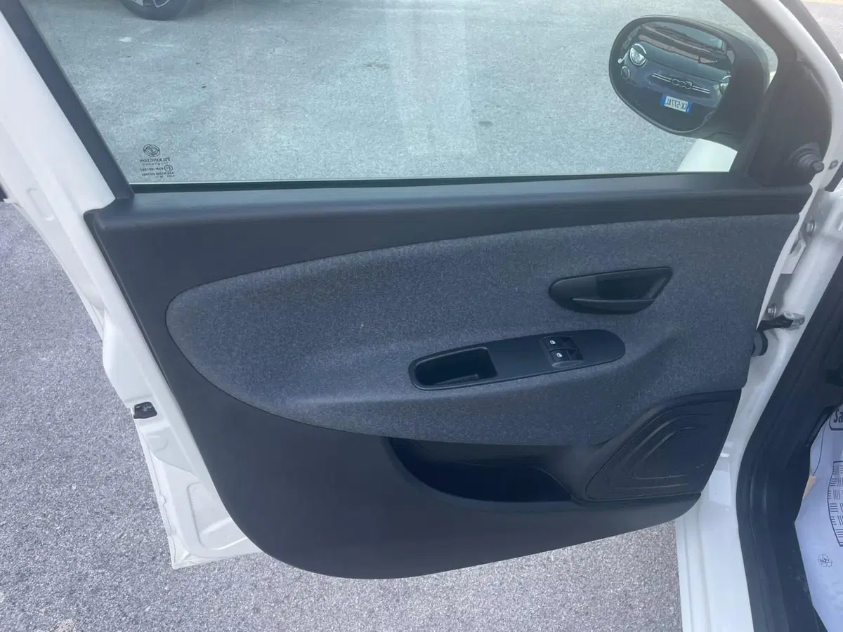 Lancia Ypsilon usata a Lucca (8)