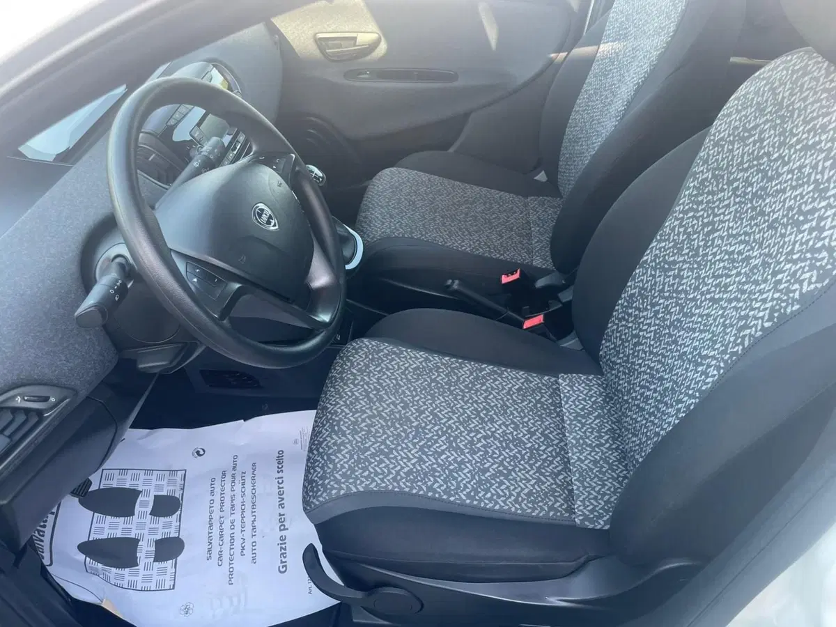 Lancia Ypsilon usata a Lucca (9)