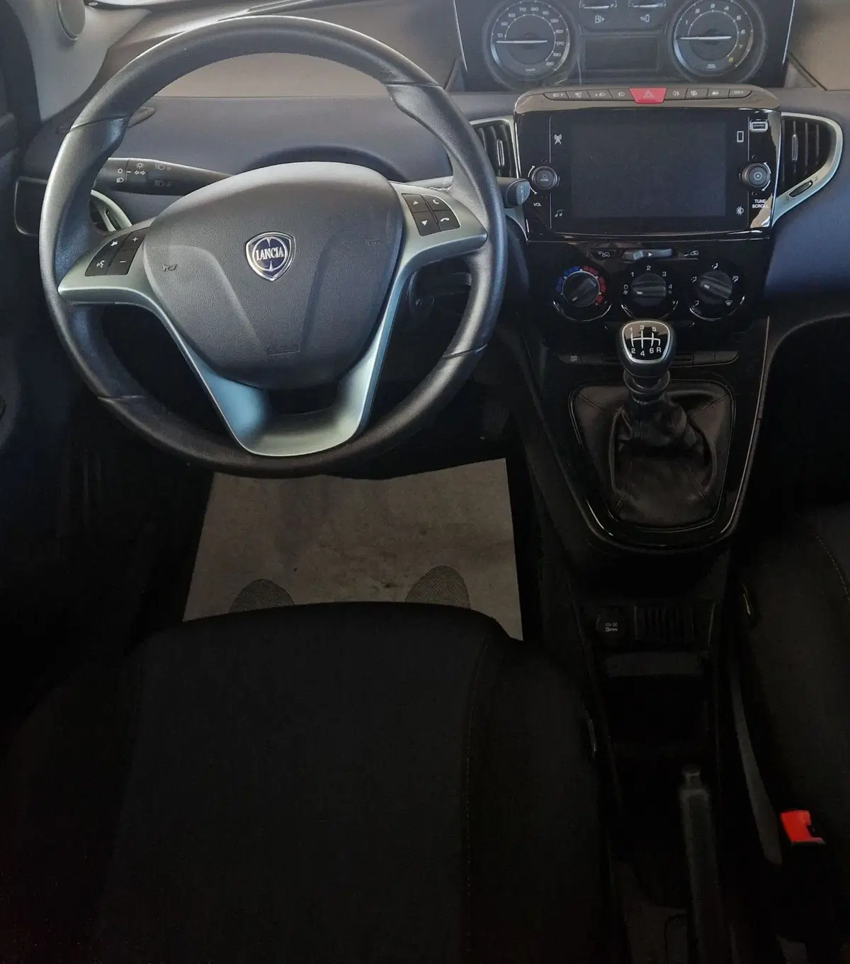 Lancia Ypsilon usata a Terni (10)