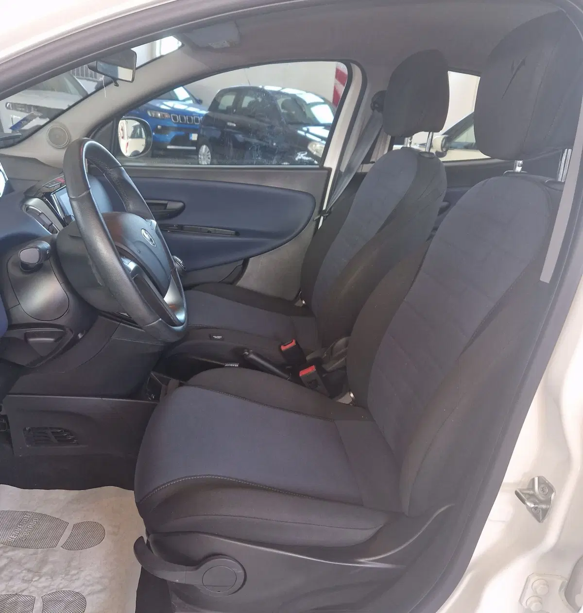 Lancia Ypsilon usata a Terni (7)