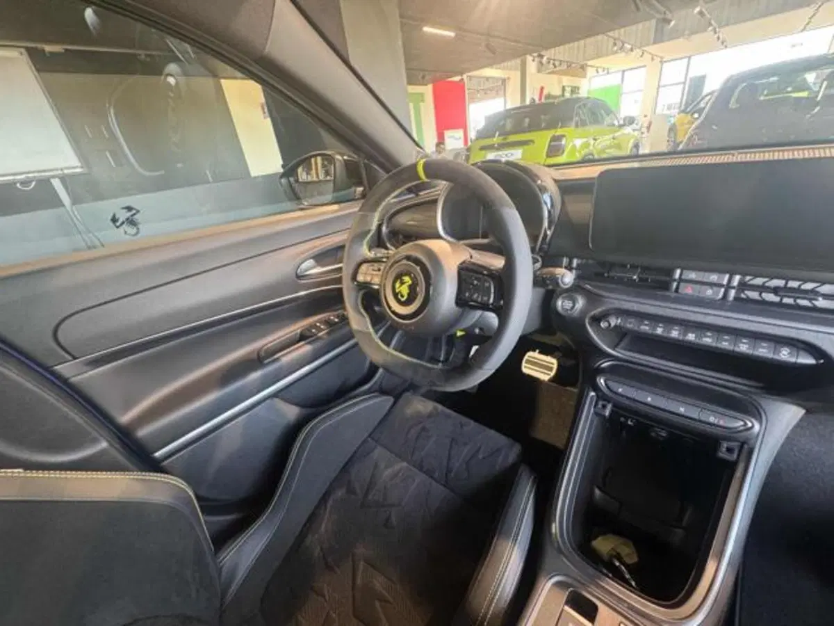 Abarth 600e nuova a Vercelli (11)