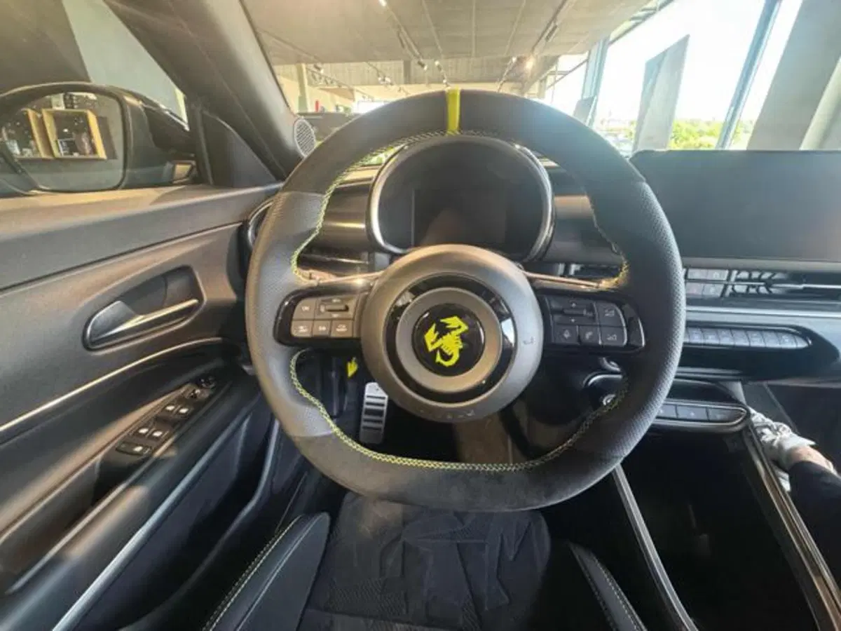 Abarth 600e nuova a Vercelli (12)